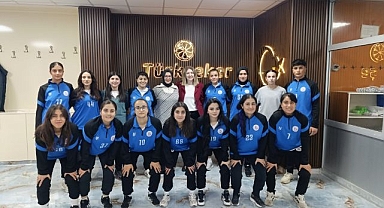 Kadın futbol takımına moral yemeği