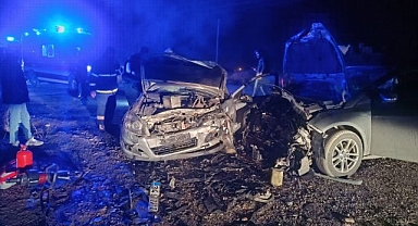 Kafa kafaya çarpıştılar! Araçlar hurdaya döndü