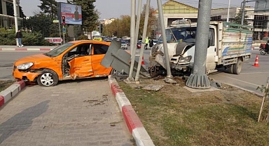 Kamyonet ile ticari taksi çarpıştı!