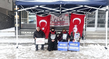 Kar altında evlat nöbetini sürdürdüler