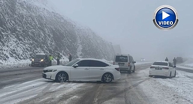Kar yağışı etkili oldu! Araçlar yolda kaldı