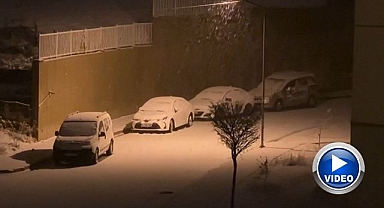 Kar yağışı ilçeyi beyaza bürüdü: Araçlar kar altında kaldı
