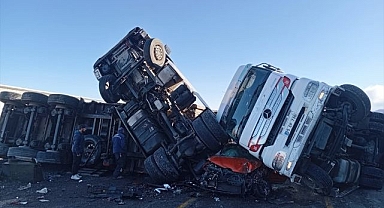 Karayolunda korkunç kaza! Tırlar devrildi ortalık savaş alanına döndü...