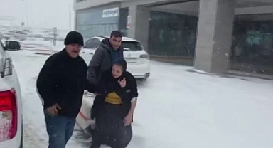 Karda mahsur kalan hastanın imdadına yetiştiler