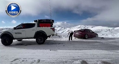 Karda mahsur kalan sürücünün yardımına yetişti