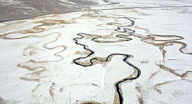 Karla beyaza bürünen menderesler görüntülendi