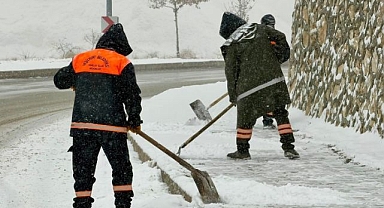 Karla mücadele ekiplerinden yoğun mesai
