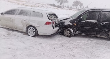 Karlı yolda araçlar çarpıştı!