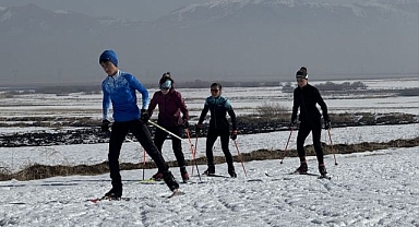 Kayakçılar karlı arazide yarışlara hazırlanıyor