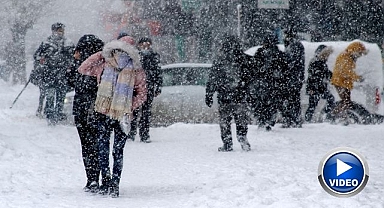 Kent beyaza büründü: Geçitlerde karla mücadele sürüyor