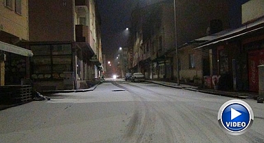 Kent merkezi beyaz örtüyle kaplandı