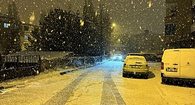 Kent merkezine mevsimin ilk karı yağdı