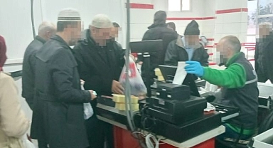 Kılık değiştirerek kuyruğa girenler var!