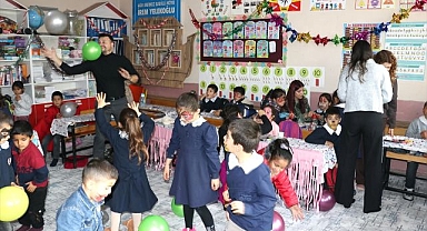 Kırsaldaki çocukların yüzünü güldürüyorlar