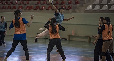 Kısıtlı imkanlarla büyük başarı: Hentbolda tarih yazıyorlar