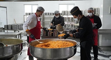 Kızılay'dan günlük bin kişiye sıcak yemek desteği