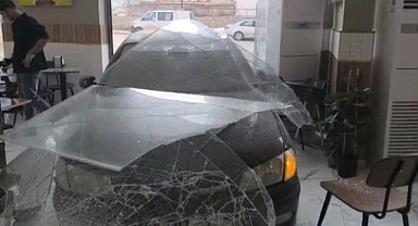 Kontrolden çıkan araç dönerciye daldı!