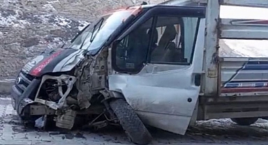 Kontrolden çıkan kamyonet direğe çarptı