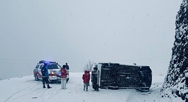 Kontrolden çıkan minibüs şarampole devrildi