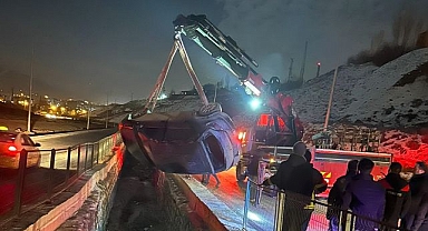 Kontrolden çıkan otomobil su kanalına uçtu