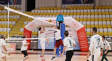 Kurumlar Arası Voleybol Turnuvası nefes kesti