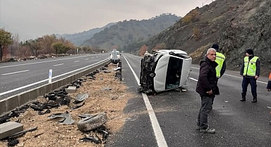 Lastiği patlayan araç devrildi!