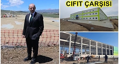 Lila düğmeye basıyor