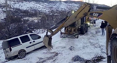 Mahsur kalan araç için seferber oldular