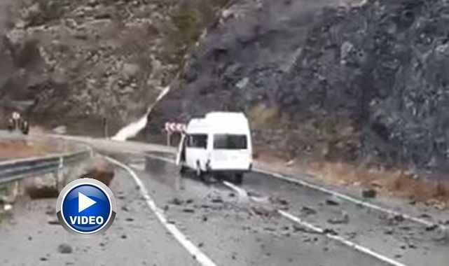 Minibüsün üzerine dev kayalar düştü!