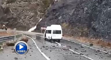 Minibüsün üzerine dev kayalar düştü!