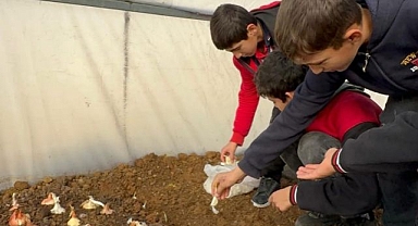 Minik eller toprakla buluştu