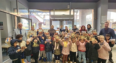 Minik öğrencilerden akranlarına yeni yıl hediyesi