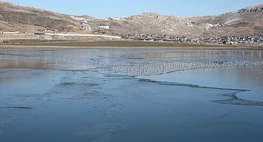 O göl soğuk havaya daha fazla dayanamadı!