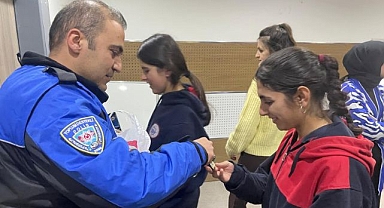 Öğrenciler polislerle bir araya geldi