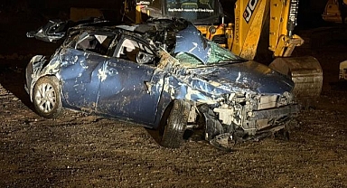 Okul dönüşü feci kaza! Öğretmenler araçta sıkıştı...