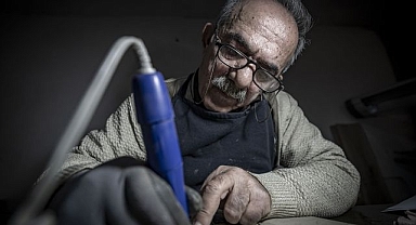 Oltu taşının izinde: Erzurumlu emekli doktor ahşaba ruh katıyor