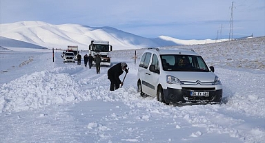 Onlarca araç yolda mahsur kaldı!