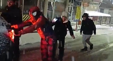 Örümcek adam yolda kalan sürücünün imdadına koştu!