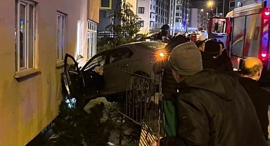 Otomobil bahçe duvarında asılı kaldı!