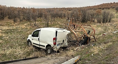 Otomobil elektrik direğine çarptı!
