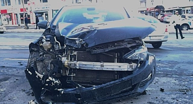 Otomobil ile motosiklet kafa kafaya çarpıştı!