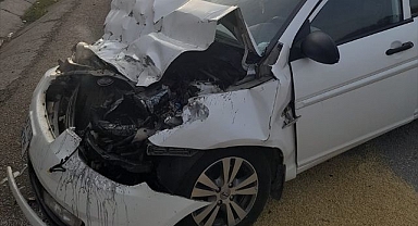 Otomobil traktöre çarptı!