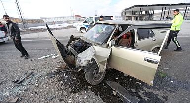 Otomobiller çarpıştı! Araç resmen kağıt gibi ezildi...