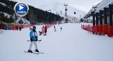 Palandöken'de kayak keyfi sürüyor