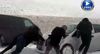 Palandöken geçidinde ulaşıma kar engeli   