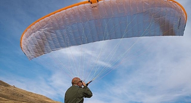 Paraşüt tutkunlarına gökyüzünün kapılarını aralıyor