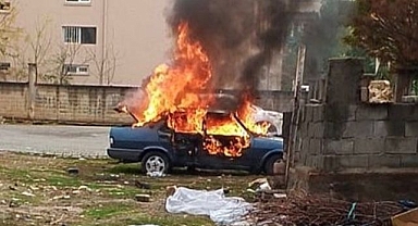 Park halindeki otomobil alevlere teslim oldu