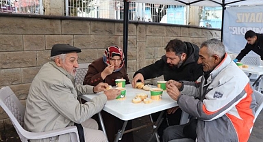 Pazarcılara soğuk havada sıcak ikram