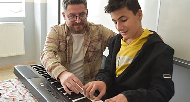 Piyano melodileriyle hayatını renklendiriyor