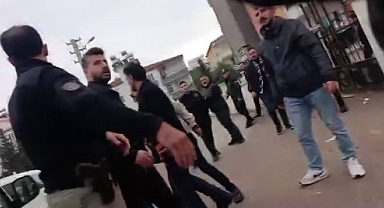 Polisler gazetecileri darbetti!